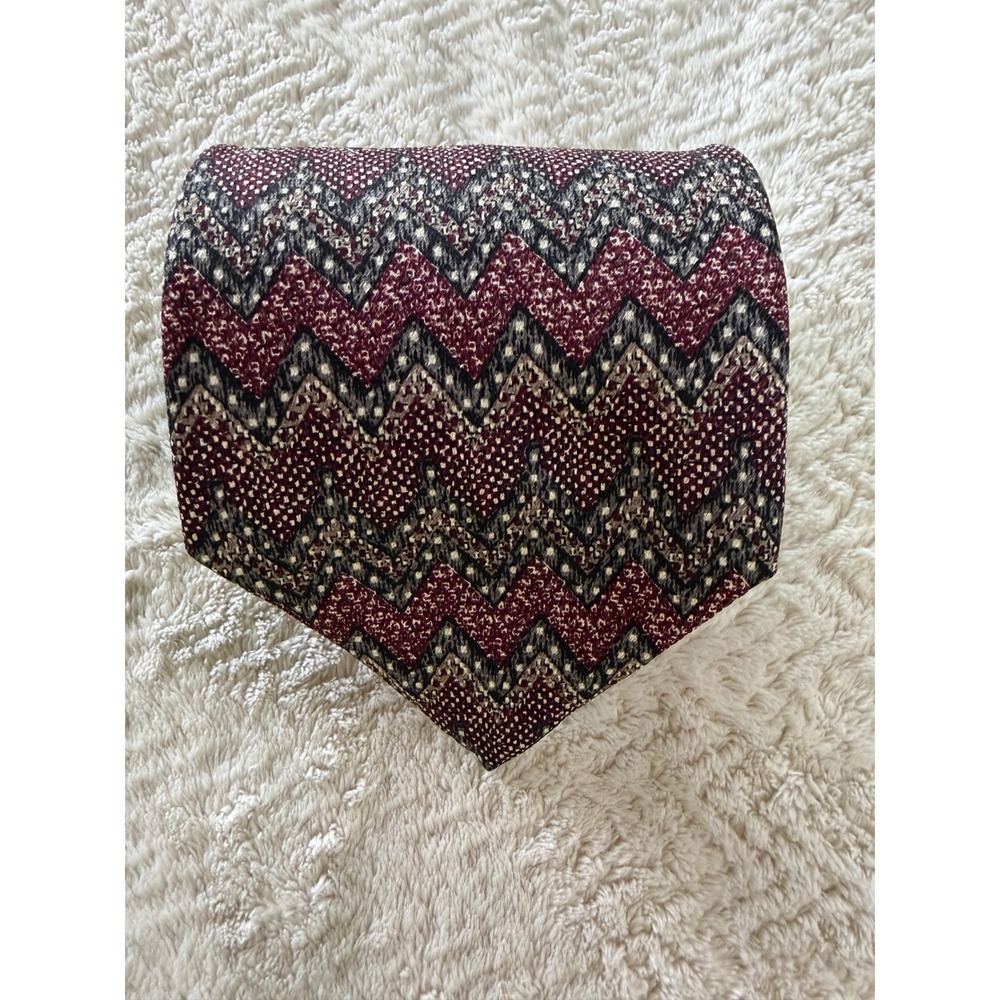 Geoffrey Beene Mens Silk Tie Burgundy Grey Black Chevron Zigzag Geometric USA